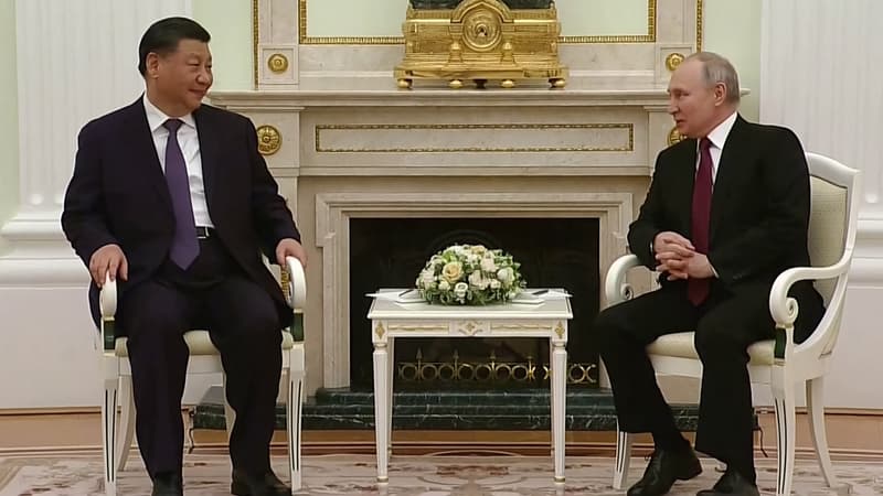 Xi Jinping échange avec Vladimir Poutine au Kremlin lors d'une visite d'État, dans un entretien diffusé en partie sur la TV russe, le 20 mars 2023. Photo d'illustration