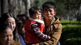 Un père et son fils, à Pékin, le 31 octobre. 