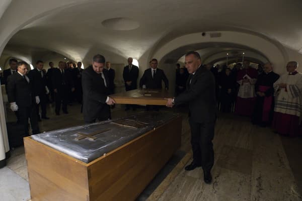 Le cercueil de Benoît XVI est refermé. 
