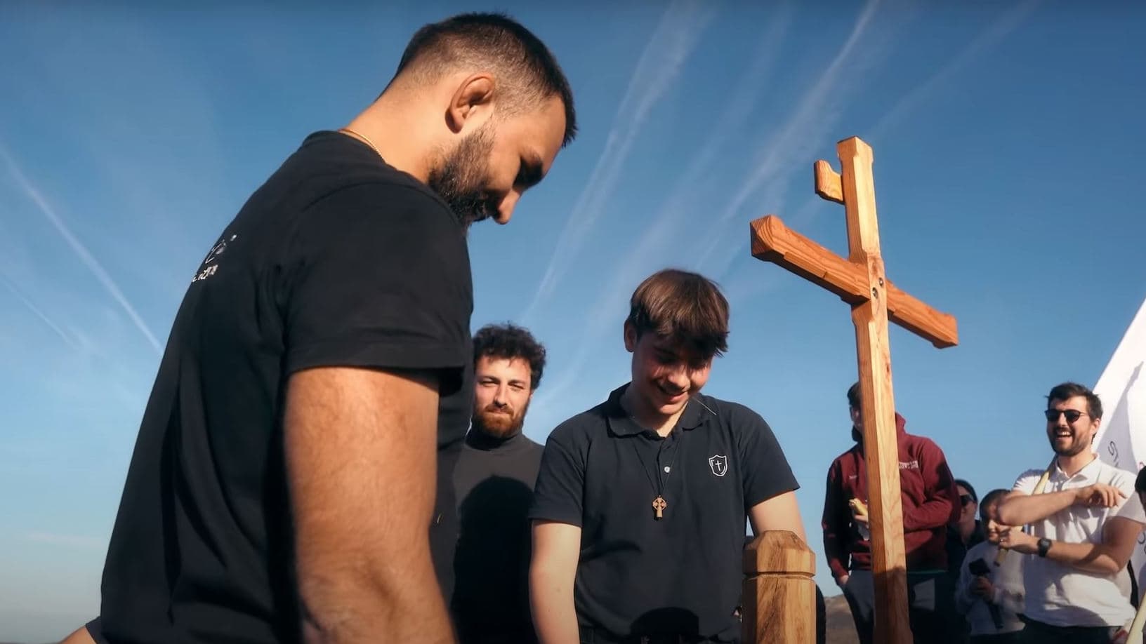 Benoît Saint Denis va « demander » pour entrer dans la cage avec une croix géante