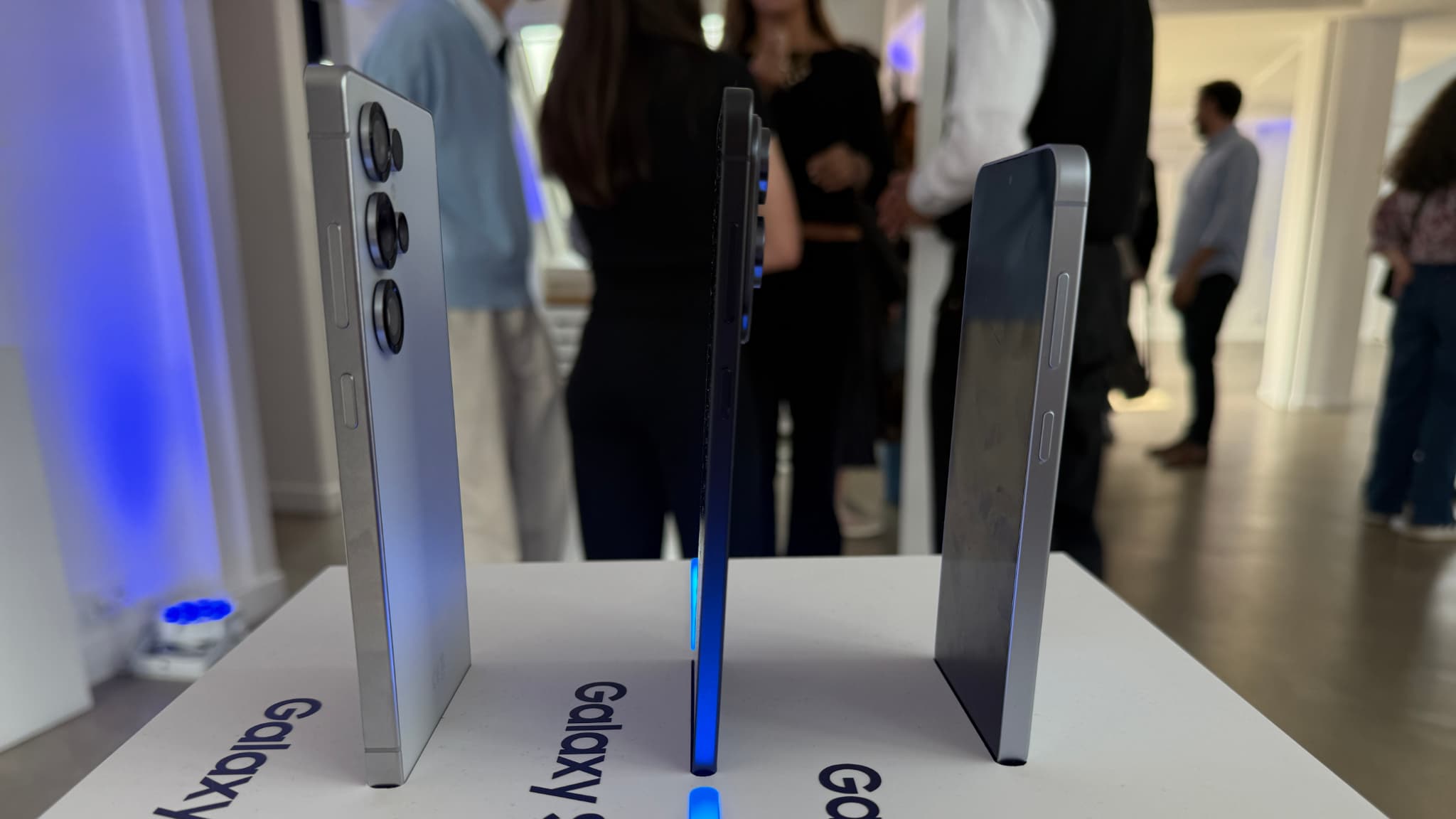 De gauche à droite: Samsung Galaxy S25 Ultra, S25 Edge et S25