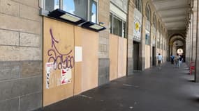Des commerces se préparent et installent des planches de bois pour se protéger avant les résultats des élections législatives, à Rennes.