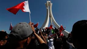 Des opposants bahreïnis ont dressé dimanche des tentes place de la Perle à Manama, tentant de transformer ce lieu en un foyer de contestation semblable à ce que fut la place Tahrir au Caire. /Photo prise le 20 février 2011/REUTERS/Hamad I Mohammed