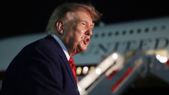 Le président américain Donald Trump s'adresse aux journalistes après être descendu d'Air Force One le 11 août 2026 à la base militaire d'Andrews, dans le Maryland.