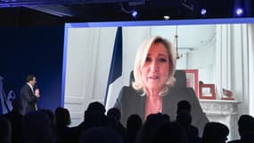 La dirigeante du Rassemblement national (RN), Marine Le Pen, s'entretient par appel vidéo depuis la France avec le dirigeant du parti d'extrême droite italien La Lega, Matteo Salvini, lors du deuxième jour du congrès fédéral du parti à Florence, le 6 avril 2025.