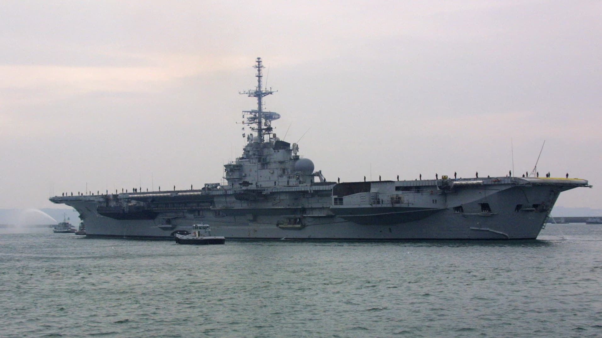 L'ex-porte-avion "Foch", rebaptisé "Sao Paulo", a été vendu au Brésil en 2000 et doit être déconstruit en Turquie cette année L'ex-porte-avion "Foch", rebaptisé "Sao Paulo", a été vendu au Brésil en 2000 et doit être déconstruit en Turquie cette année