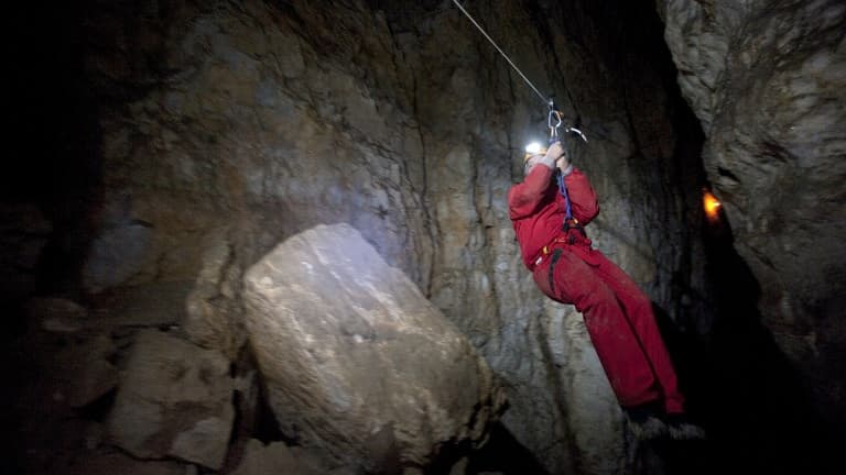 Un spéléologue explore une grotte de l'est de la France (image d'illustration)