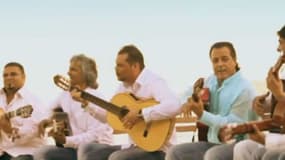 Les membres du groupe Chico &amp; The Gyspsies dans le clip "Amor de Mis Amores" 
