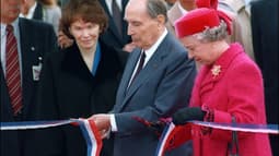 La reine Elizabeth II lors de l'inauguration du tunnel sous la Manche.