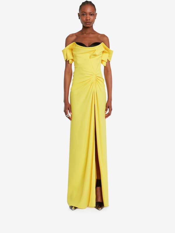 Robe jaune vive à épaules dénudes, jupe froncée et bustier noir, par Alexander McQueen