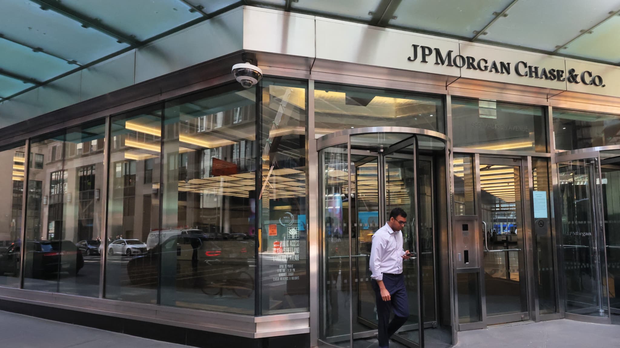 APRÈS AVOIR AGACÉ TRUMP, LA BANQUE JPMORGAN ANNONCE QU'ELLE VA INVESTIR 10 MILLIARDS DE DOLLARS DANS DES ENTREPRISES AMÉRICAINES STRATÉGIQUES