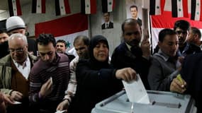 Dans un bureau de vote à Damas. Les Syriens étaient appelés à se prononcer par référendum sur une nouvelle constitution qui pourrait permettre au président Bachar al Assad de rester au pouvoir jusqu'en 2028, dimanche, alors que les affrontements se sont p