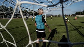 Un enfant jouant au football, à Saint-Priest le 29 mai 2019