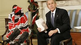 Le Dr Halima Bashir ici avec l'ancien président américain George W. Bush, dans le Bureau oval à la Maison blanche, avec son livre "Tears of the Desert" ("Les larmes du désert"). Violée par des militaires soudanais après avoir dénoncé publiquement des atro