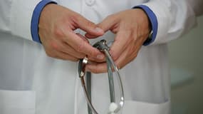 Un médecin tenant un stéthoscope. (Photo d'illustration)