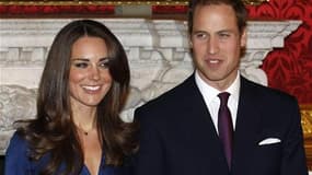 Le prince William, deuxième dans l'ordre de succession au trône d'Angleterre, et Kate Middleton lors de l'annonce de leurs fiançailles. Près de 1.900 personnes ont été invitées par la reine d'Angleterre Elizabeth II au mariage de son petit-fils, qui se dé