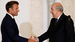 Les présidents français Emmanuel Macron (G) et algérien Abdelmadjid Tebboune (D) le 27 août 2022 à Alger