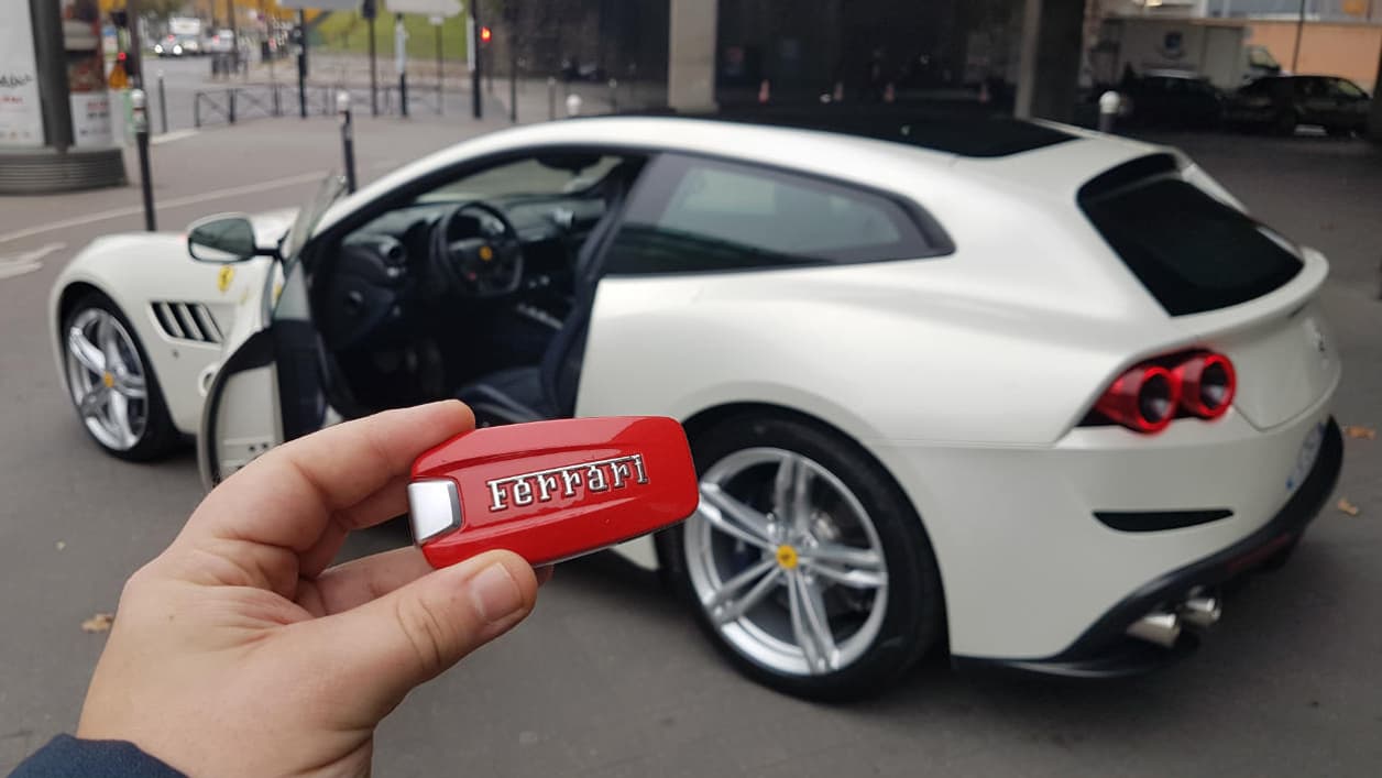 Mais au fait, pourquoi la GTC4 Lusso? "GTC", c'est pour Gran Turismo Concept, "4" pour 4 places et "Lusso" comme une finition Luxe. Mais au fait, pourquoi la GTC4 Lusso? "GTC", c'est pour Gran Turismo Concept, "4" pour 4 places et "Lusso" comme une finition Luxe.