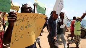 Une manifestation a rassemblé lundi une centaine de personnes sur l'archipel touristique de Lamu, au Kenya, pour protester contre le laxisme du gouvernement après l'enlèvement, ce week-end, d'une Française par un commando armé. /Photo prise le 3 octobre 2