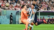 Dominik Livakovic et Julian Alvarez lors de Argentine-Croatie, à Doha le 13 décembre 2022