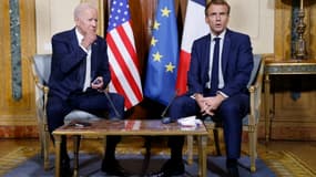Emmanuel Macron et le président américain Joe Biden  à l'ambassade de France au Vatican à Rome le 29 octobre 2021