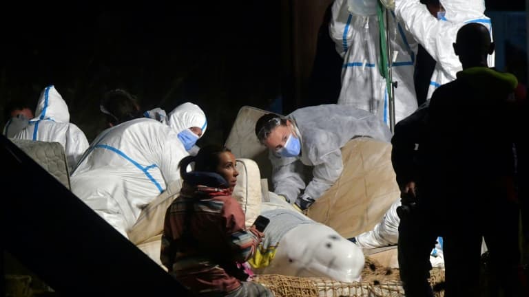Des vétérinaires s'occupent d'un béluga égaré dans la Seine, lors d'une opération pour le sauver, à Notre Dame de la-Garenne, dans le nord de la France, le 9 août 2022