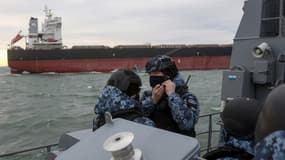Un militaire de la Garde maritime du Service national des frontières de l'Ukraine avant d'entrer dans un port de la partie nord-ouest de la mer Noire, le 18 décembre 2023. 
