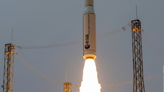 La fusée Vega-C décolle de Kourou en Guyane (France) pour son vol inaugural le 13 juillet 2022