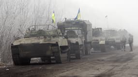 Des convois de l'armée ukrainienne sur la route de Debaltseve.