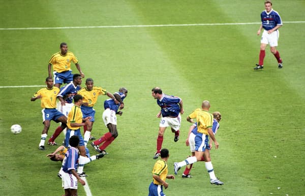L'un des deux buts de Zinédine Zidane en finale de la Coupe du monde 1998 contre le Brésil, à Saint-Denis le 12 juillet 1998