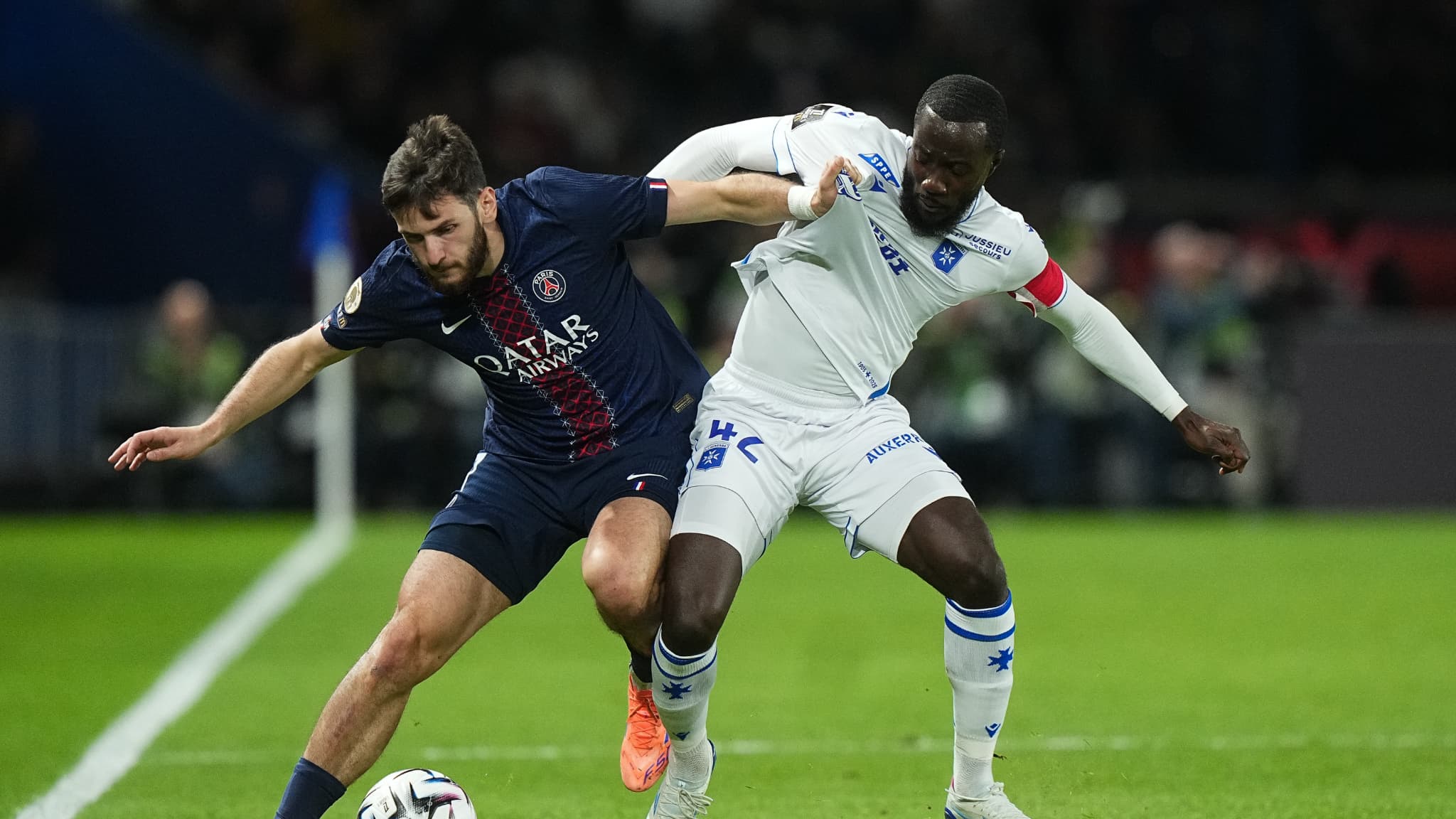 UN FORFAIT DE TAILLE MAIS DES RETOURS PRÉCIEUX: LE PSG IRA AU BARÇA SANS KVARATSKHELIA