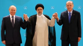 Le président russe Vladimir Poutine, le président iranien Ebrahim Raisi et le président turc Recep Tayyip Erdogan lors du meeting tripartite à Téhéran en Iran le 19 juillet 2022.