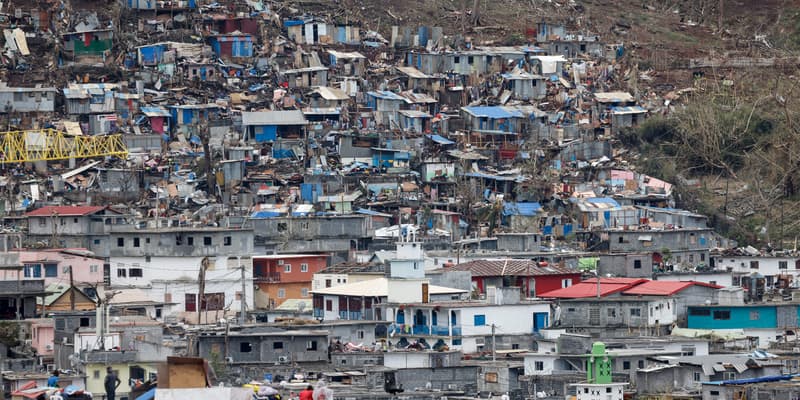 Cette photographie montre les dégâts sur l'habitat précaire du bidonville de Mamoudzou, agglomération de Kaweni, sur le territoire français de Mayotte, le 19 décembre 2024, suite au passage du cyclone Chido sur l'archipel.
