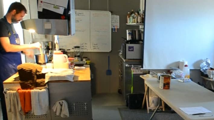 La cuisine et le tapis de course au cœur du dôme.