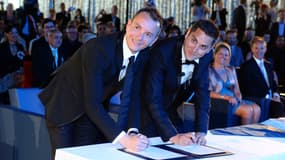 Vincent Autin et Bruno Boileau signent les registres après leur mariage à la mairie de Montpellier (Hérault), le 29 mai 2013.