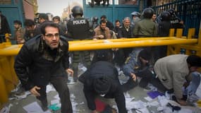 Des dizaines d'étudiants ont envahi mardi l'ambassade de Grande-Bretagne à Téhéran pour dénoncer les sanctions imposées par Londres à l'Iran. /Photo prise le 29 novembre 2011/REUTERS