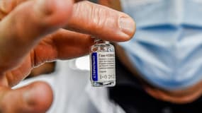 Un homme montre une dose du vaccin russe Sputnik V contre le covid-19, à la clinique de Bilda en Algérie le 30 janvier 2021