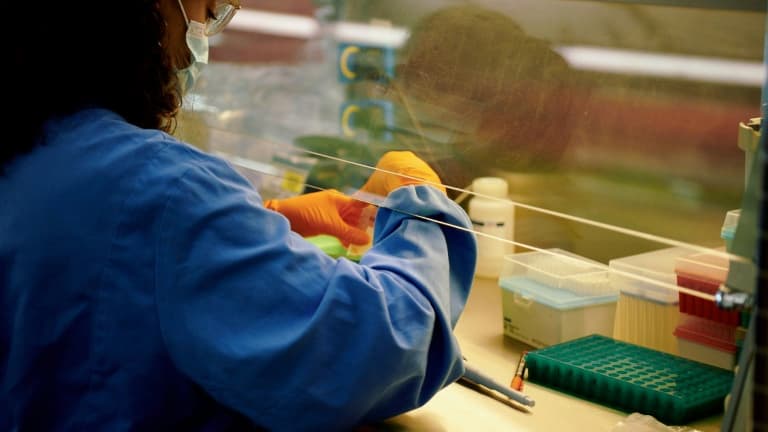Une technicienne prépare le séquençage du génome du Sars-CoV-2 dans un laboratoire de l'Institut Wellcom Sanger, le 22 janvier 2021 à Hinxton, au Royaume-Uni