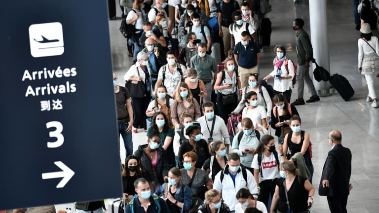 Des soignants volontaires arrivent à l'aéroport d'Orly, près de Paris, pour aller prêter main forte aux équipes médicales des Antilles où la situation sanitaire liée à l'épidémie de coronavirus est jugée "très critique", le 20 août 2021