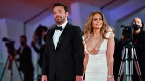 Jennifer Lopez et Ben Affleck arrivent lors de la projection du film "Le dernier duel" présenté hors compétition le 10 septembre 2021 au Festival du film de Venise.