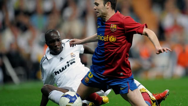 Lassana Diarra  à la lutte avec Andres Iniesta