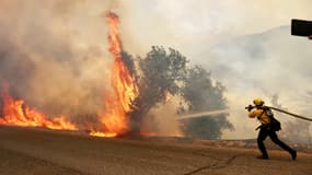 Pompier luttant contre le "Fairview Fire" en Californie, le 7 septembre 2022