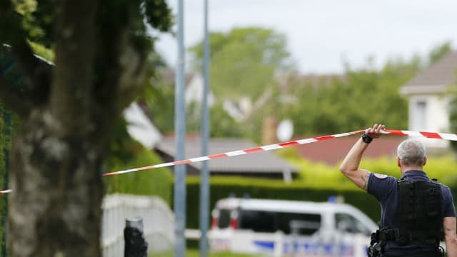 Des policiers à Magnanville, dans les Yvelines, mardi 14 juin, près de la maison où un couple de policiers a été tué  (photo d'illustration)