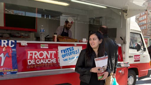 Leila Chaibi, candidate du Parti de gauche dans le 14e à Paris, devant sa baraque à frites