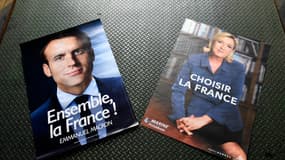 Les nouvelles affiches de campagne d'Emmanuel Macron et de Marine Le Pen pour le second tour.