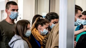 Valérie Bacot (C, écharpe jaune) arrive aux assises de Saône-et-Loire, le 21 juin 2021 à Chalon-sur-Saône