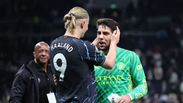 Erling Haaland félicite Stefan Ortega après la victoire de Manchester City sur le terrain de Tottenham (0-2, Premier League), le 14 mai 2023