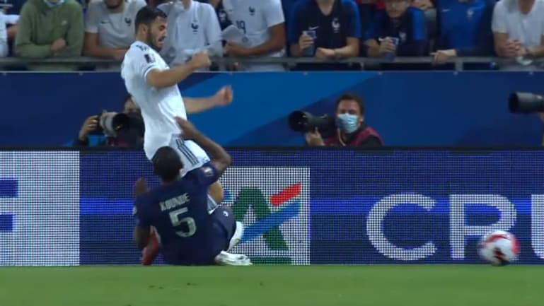 Le tacle de Koundé sur Kolasinac Le tacle de Koundé sur Kolasinac