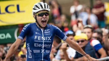 Yara Kastelijn célèbre sa victoire sur le Tour de France le 26 juillet 2023