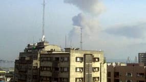 Panache de fumée au-dessus de Brazzaville et observé depuis Kinshasa, sur l'autre rive du fleuve Congo. Le gouvernement congolais a fait état de 146 morts après les explosions qui se sont produites dimanche dans un dépôt de munitions de Brazzaville. /Phot